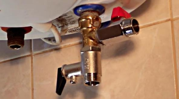 Почему капает предохранительный клапан бойлера?